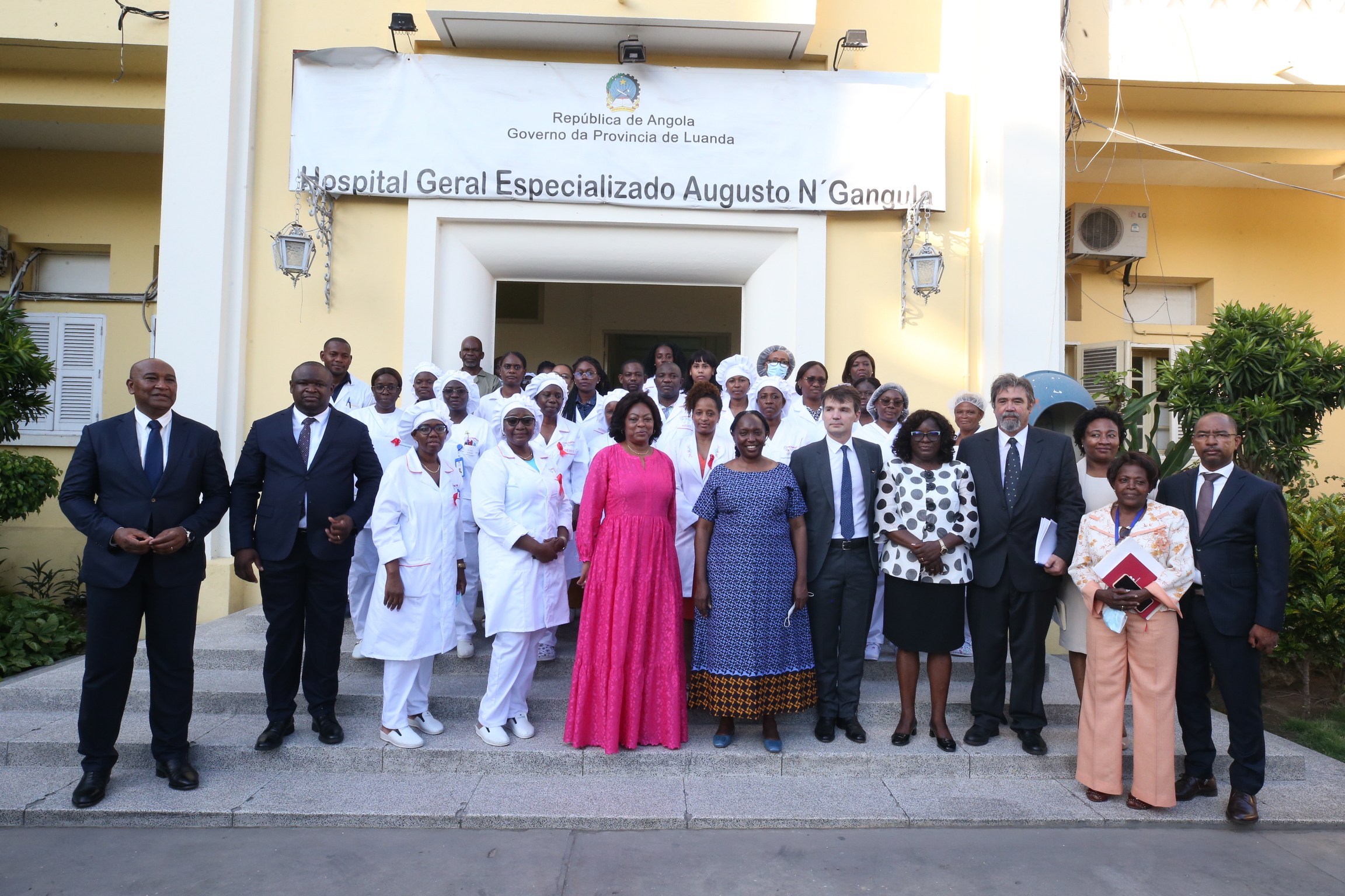 Apetrechamento e abertura da Unidade de Cuidados Intensivos da Maternidade Augusto Ngangula